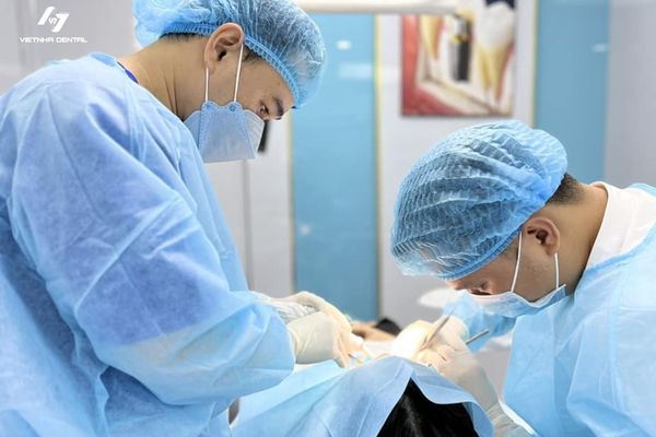 Nên Cấy Ghép Implant Hay Trồng Răng Bằng Cầu Răng?